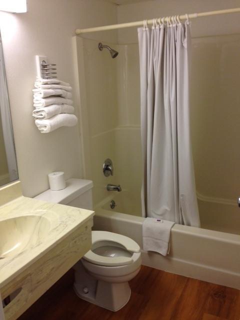 Rodeway Inn Емпория Стая снимка