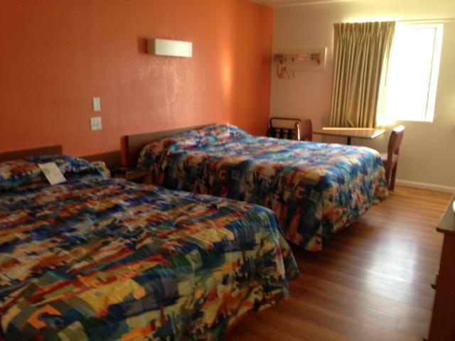 Rodeway Inn Емпория Стая снимка