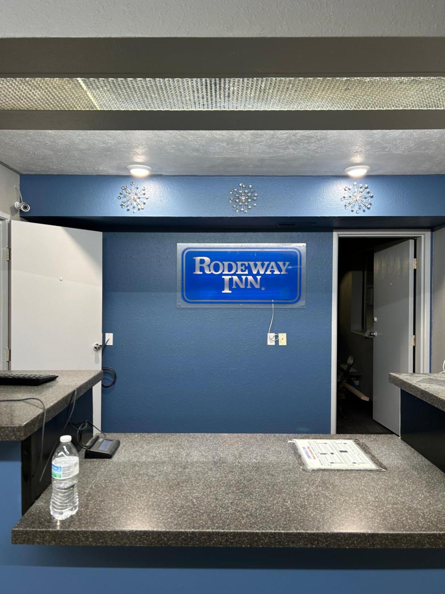 Rodeway Inn Емпория Екстериор снимка