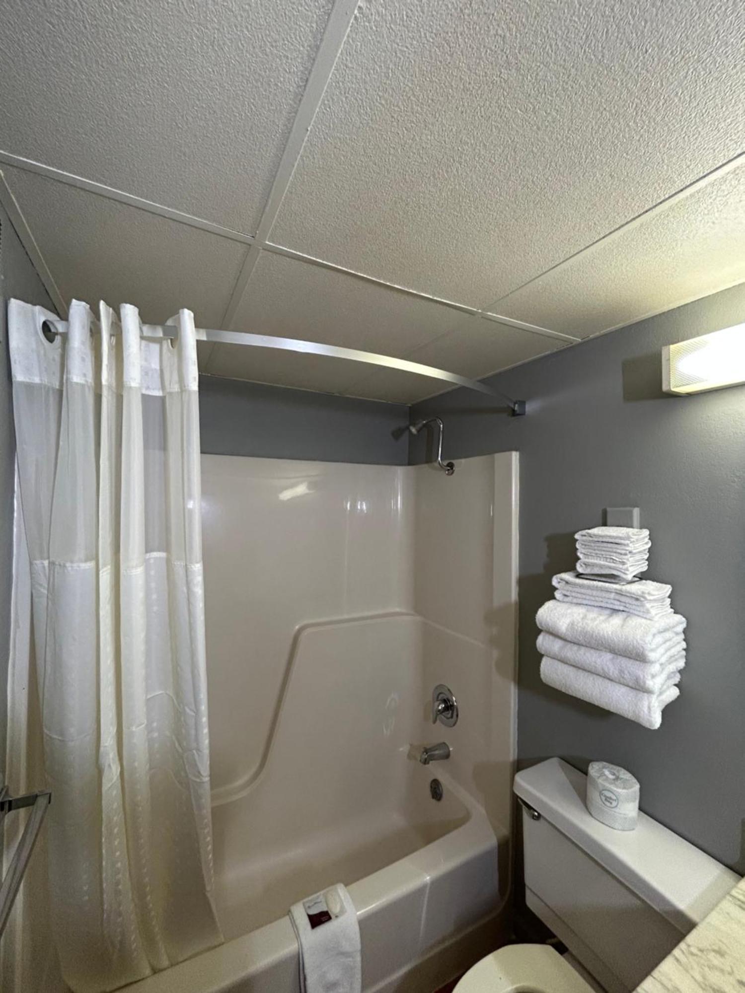 Rodeway Inn Емпория Екстериор снимка
