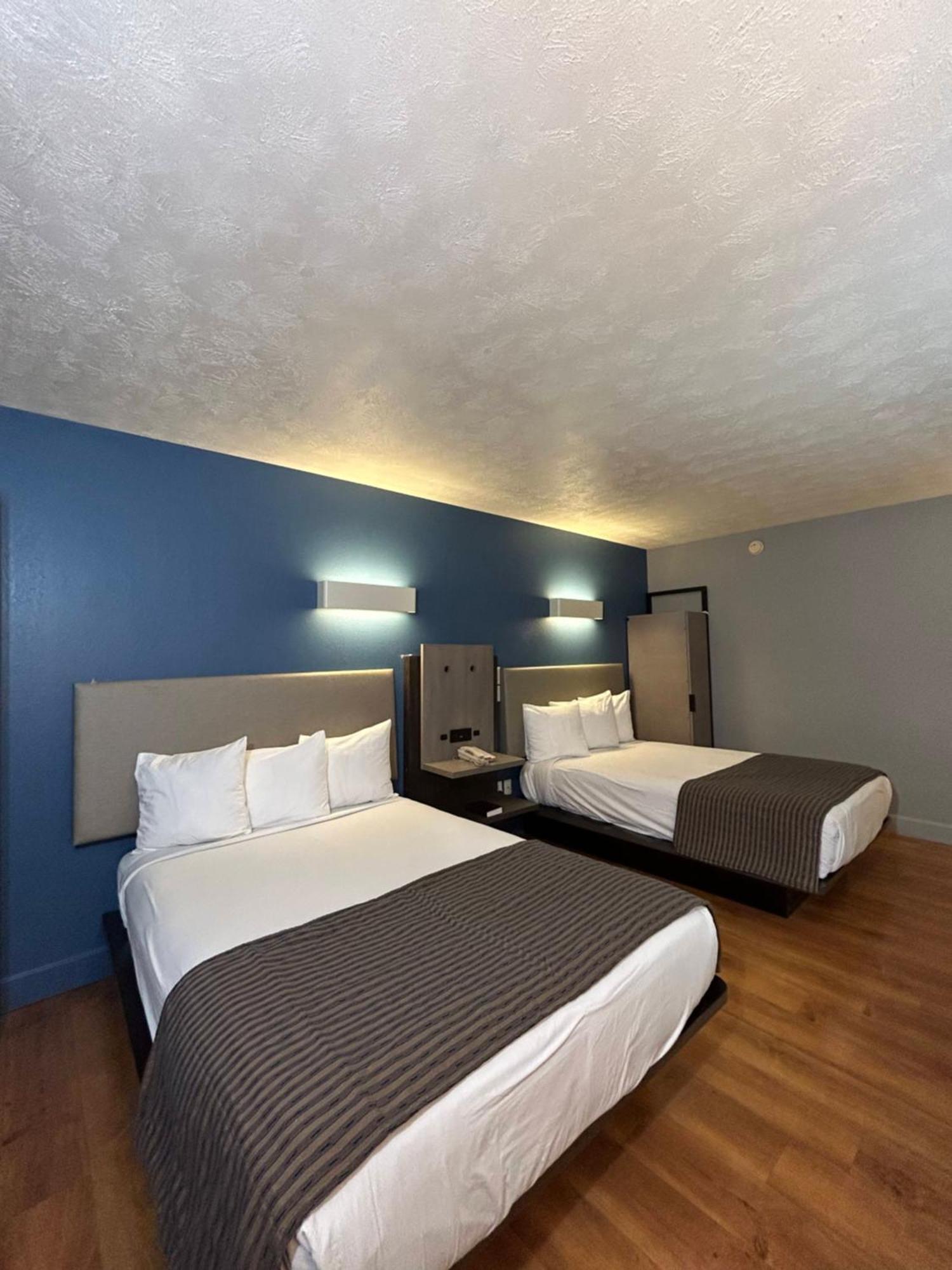 Rodeway Inn Емпория Екстериор снимка