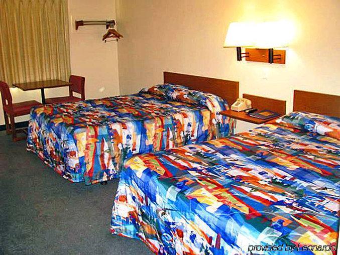 Rodeway Inn Емпория Екстериор снимка