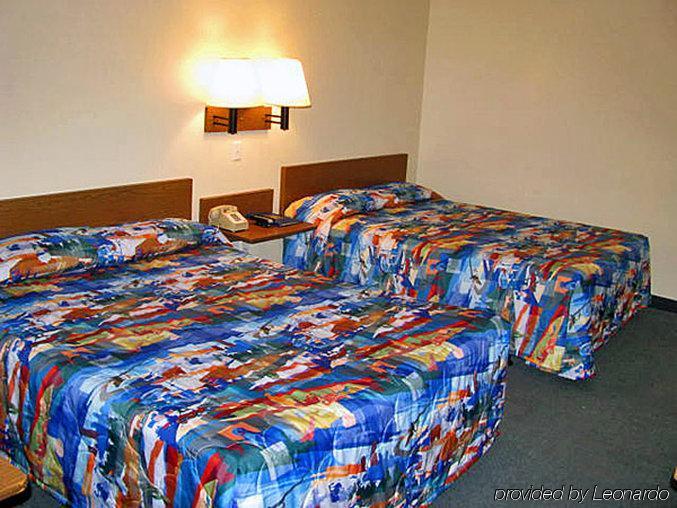 Rodeway Inn Емпория Екстериор снимка