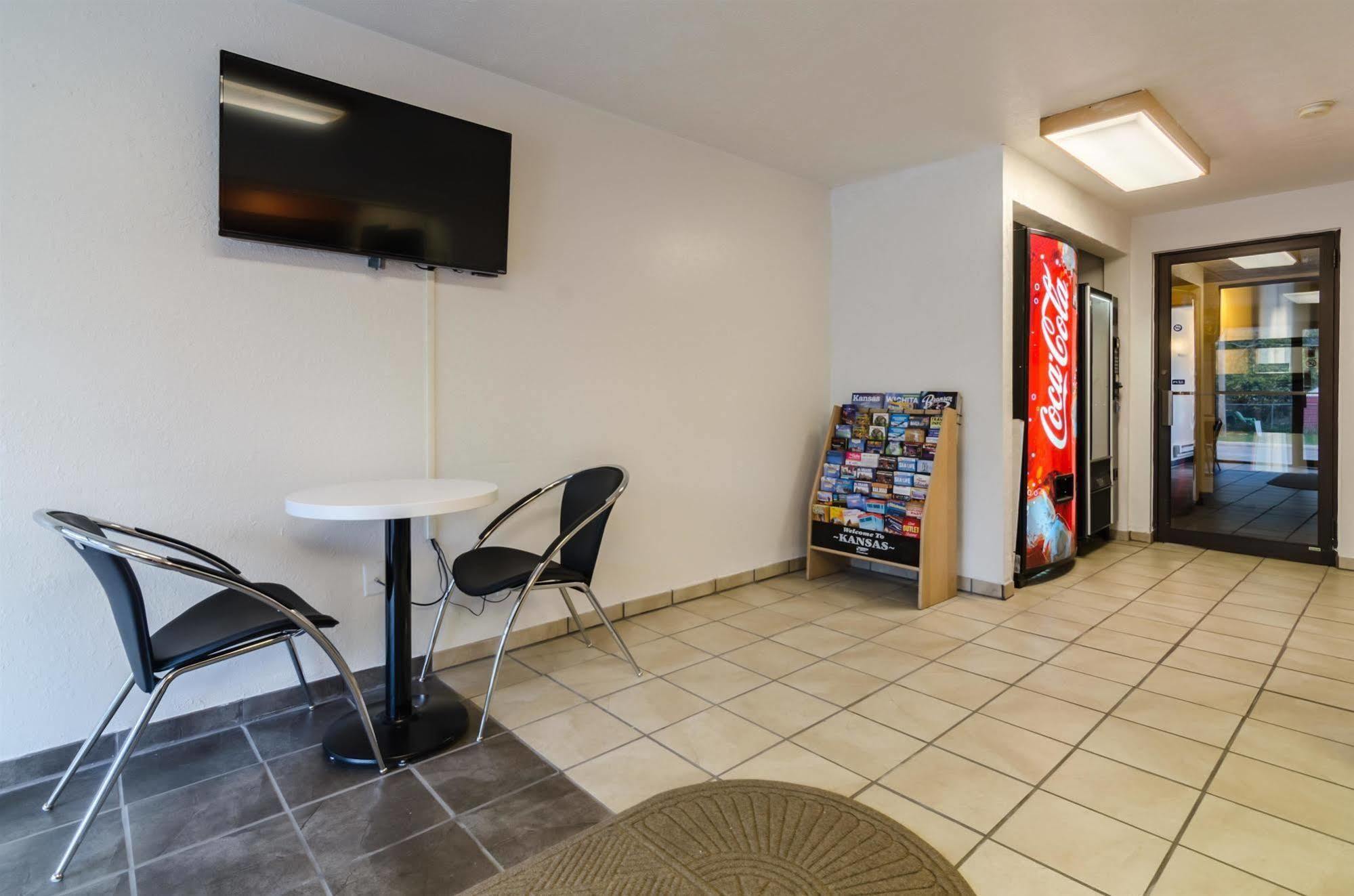 Rodeway Inn Емпория Екстериор снимка