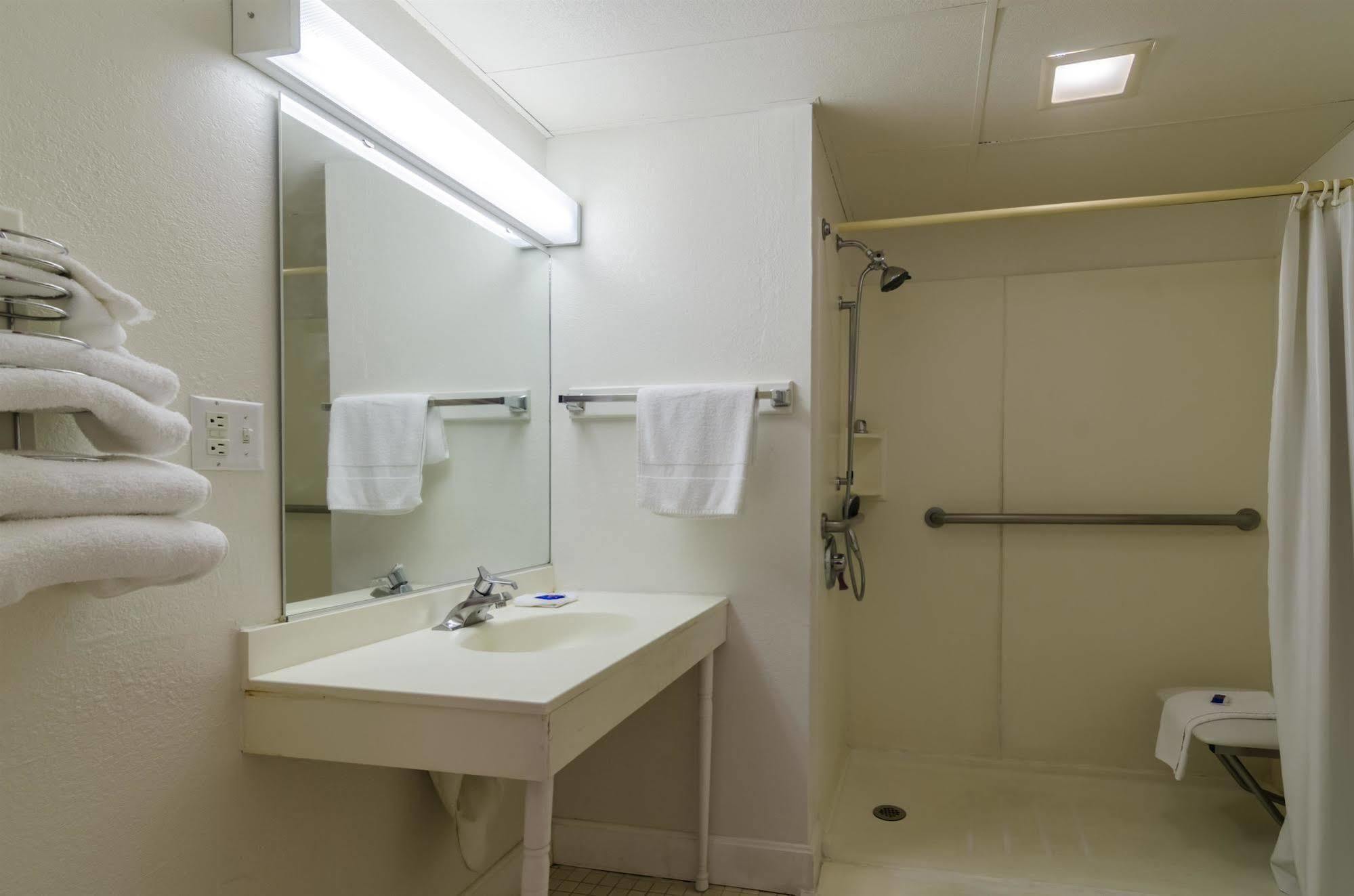 Rodeway Inn Емпория Екстериор снимка