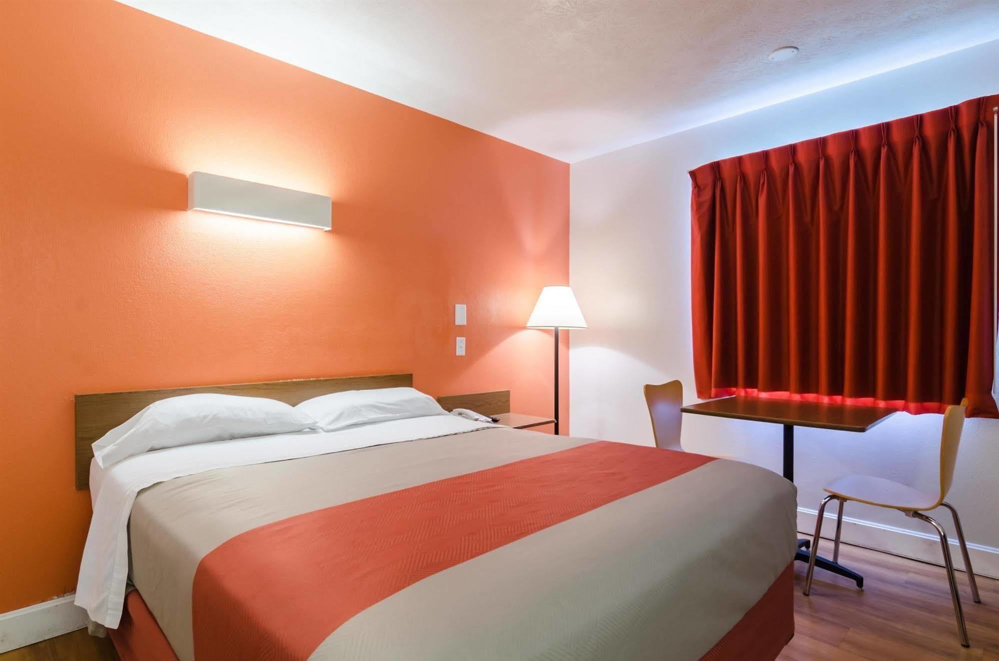 Rodeway Inn Емпория Екстериор снимка