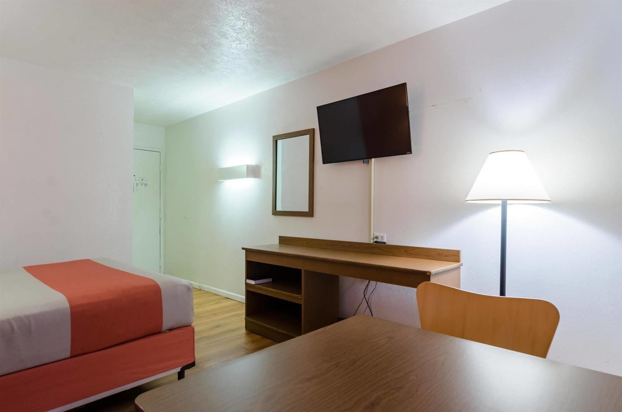 Rodeway Inn Емпория Екстериор снимка