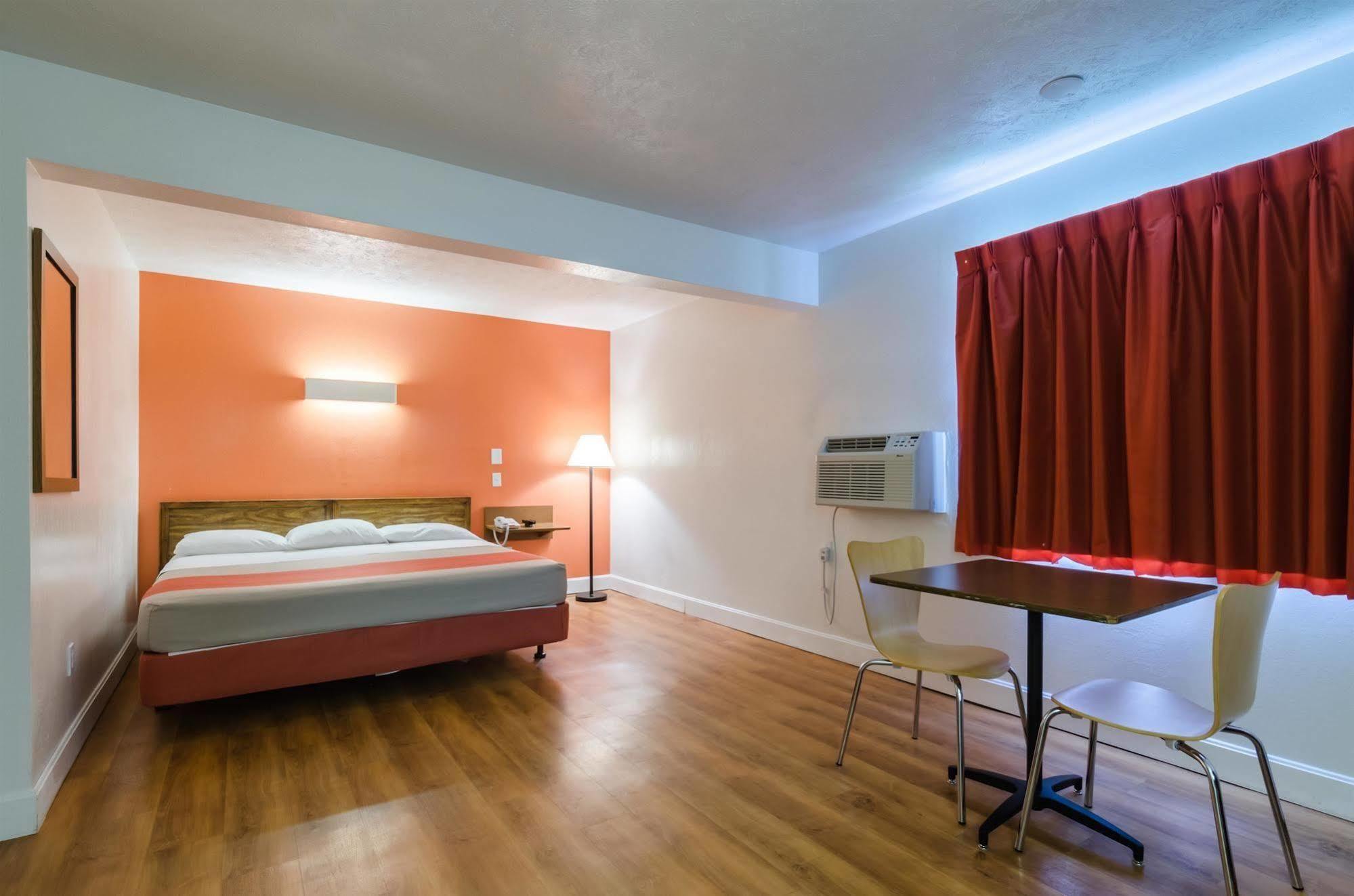 Rodeway Inn Емпория Екстериор снимка